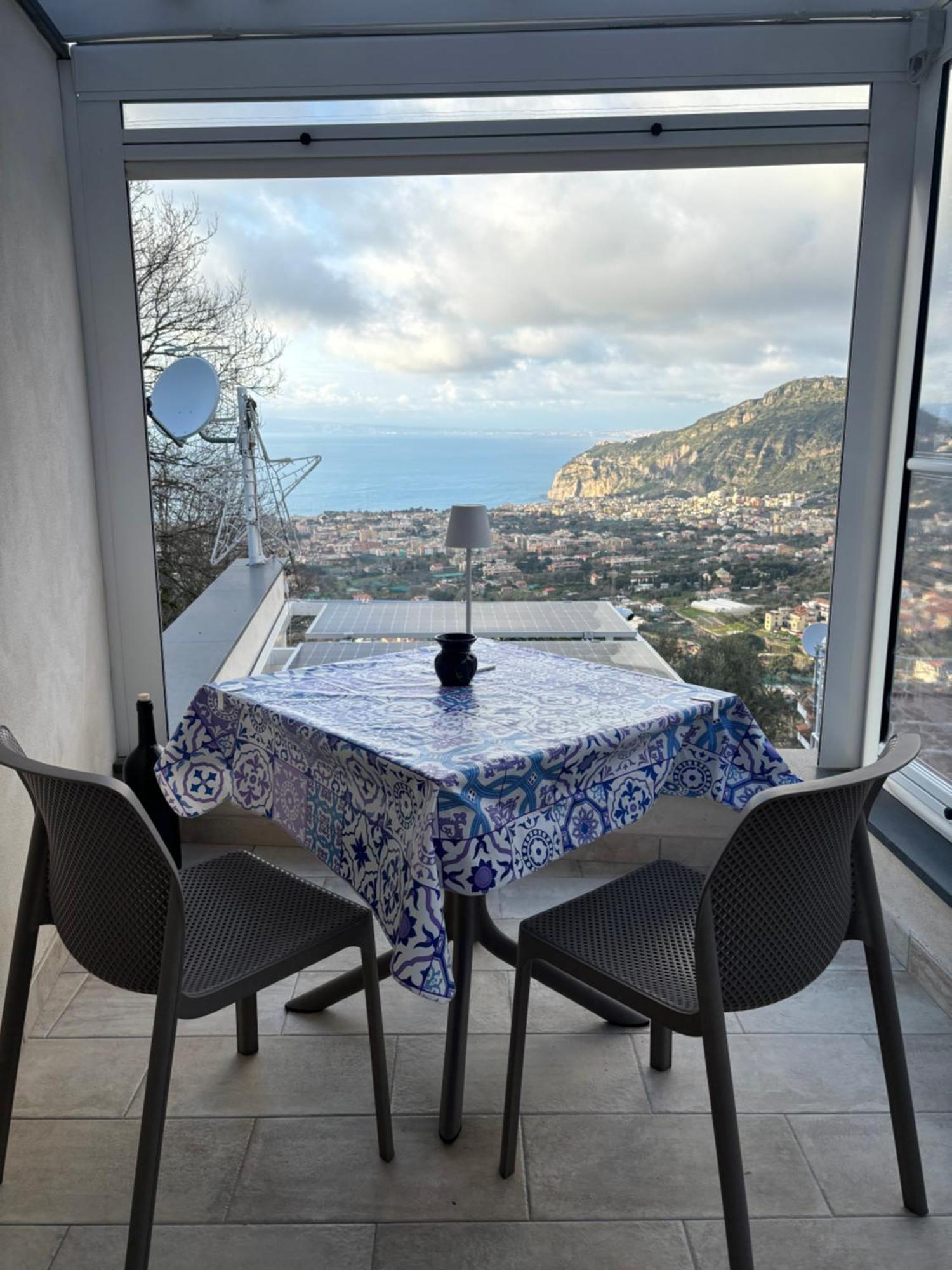 En Suite Bedroom Blue Moon Piano di Sorrento Bagian luar foto