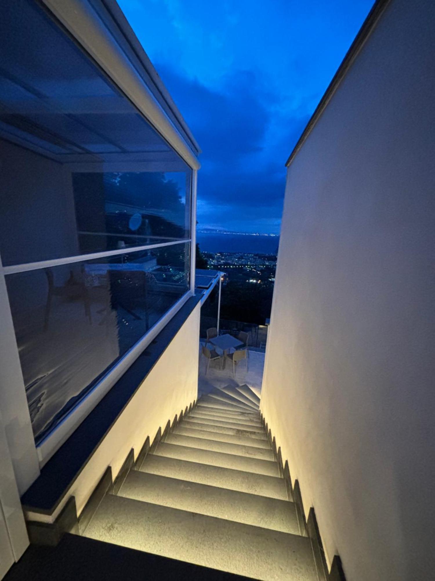 En Suite Bedroom Blue Moon Piano di Sorrento Bagian luar foto