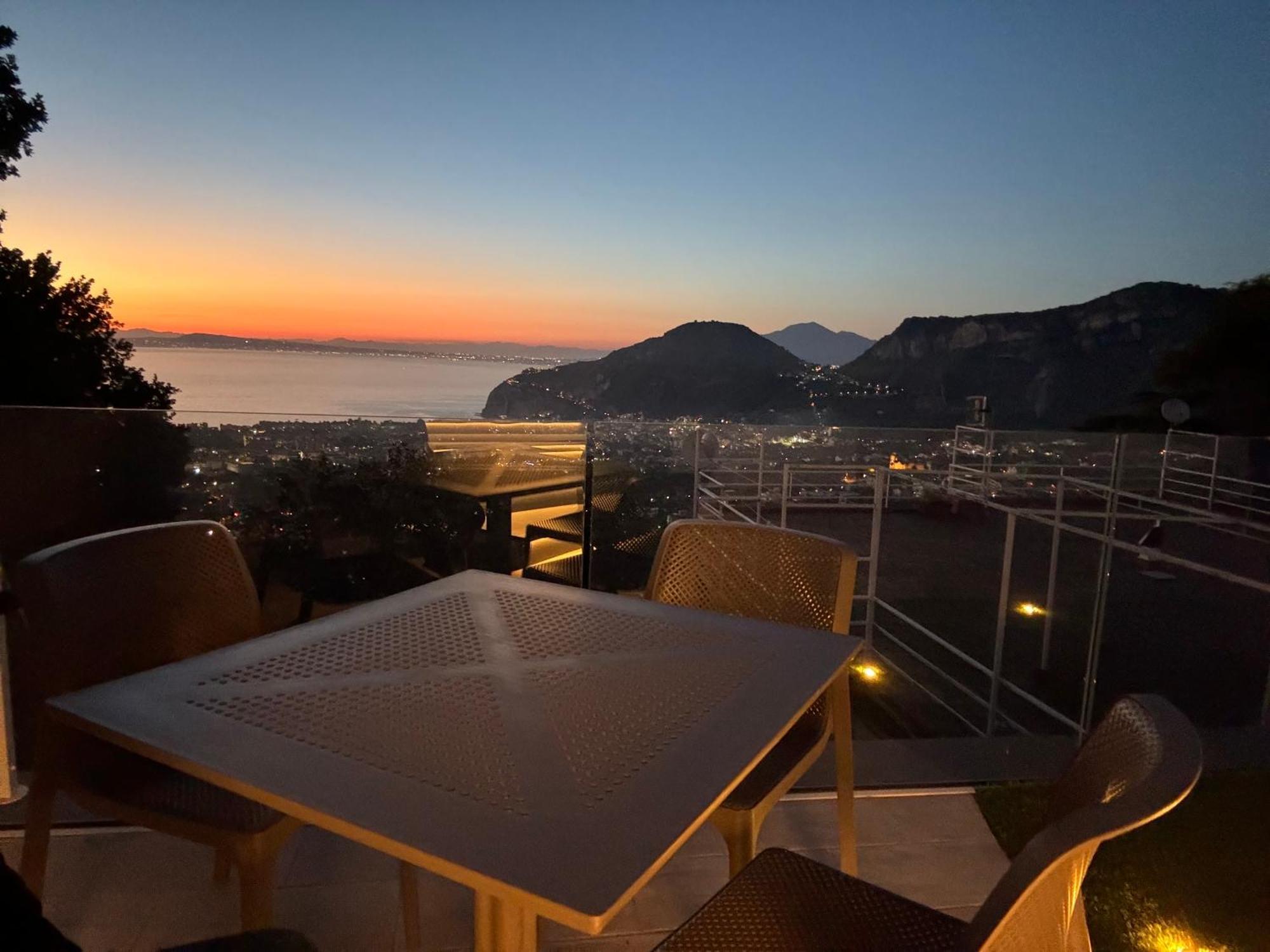 En Suite Bedroom Blue Moon Piano di Sorrento Bagian luar foto