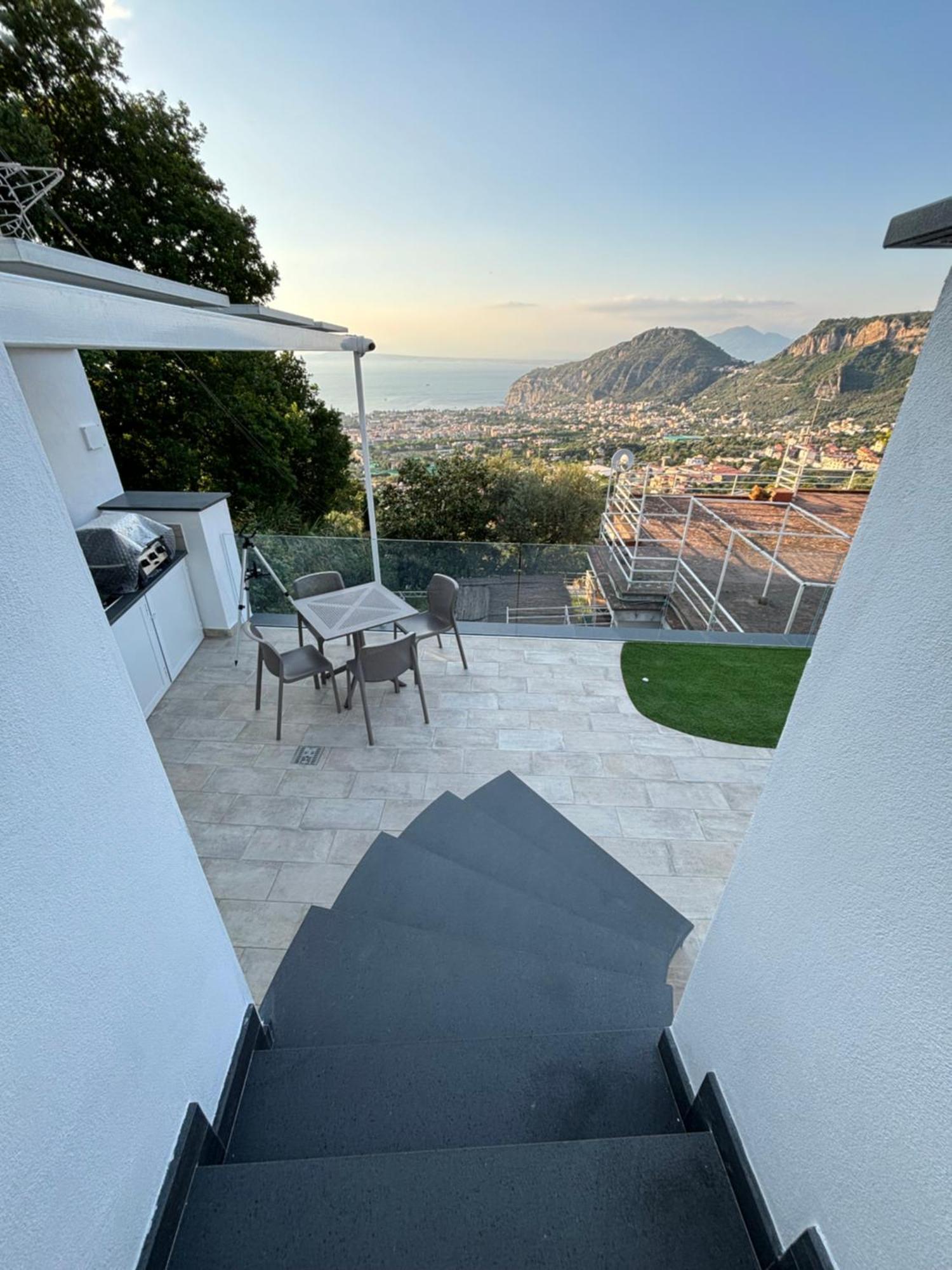 En Suite Bedroom Blue Moon Piano di Sorrento Bagian luar foto