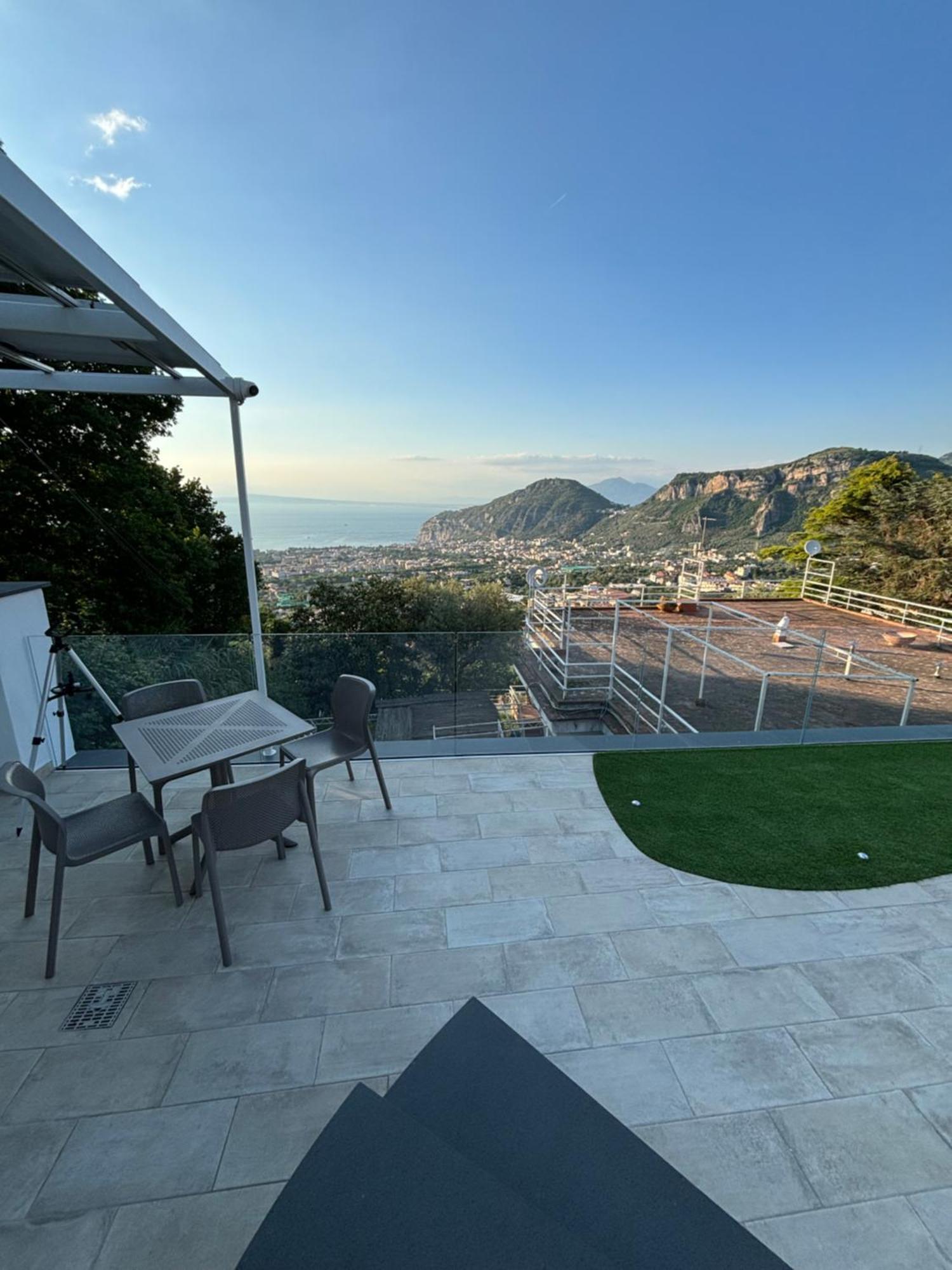 En Suite Bedroom Blue Moon Piano di Sorrento Bagian luar foto